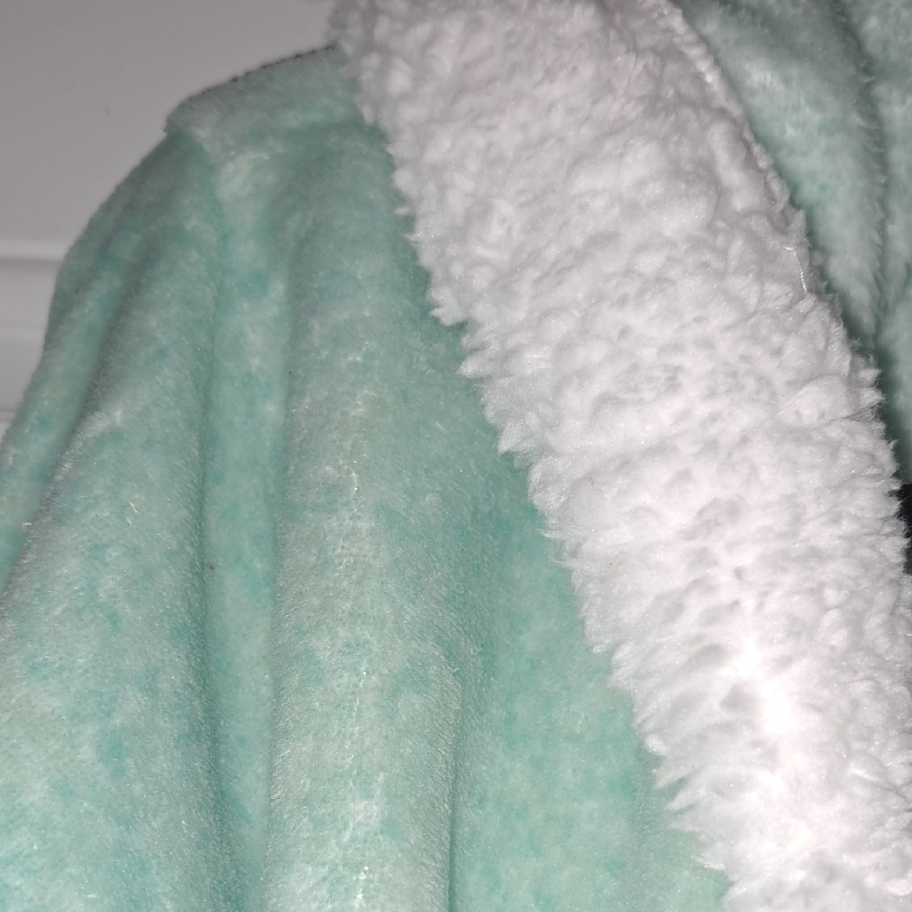 Ulta Beauty Soft Mint Robe with White Accents L,XL - Picture 7 of 8